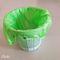 맞춘 녹색 미생물에 의해 분해된 쓰레기 봉투